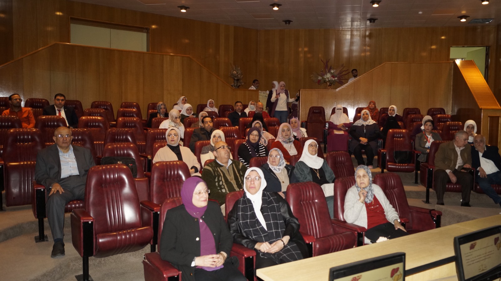 اختتام فاعليات اليوم العلمى الخامس للمعامل بالمركز